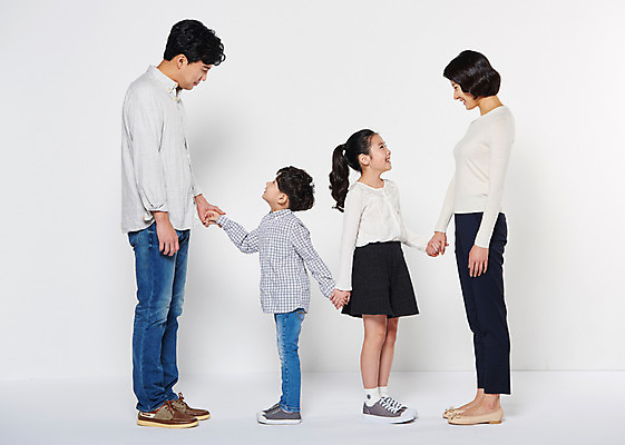 포토 JPG 스튜디오촬영 전신 부부 여자 남자 딸 아들 어린이 가족 엄마 실내 남매 서기 웃음 여러명 성인 옆모습 10대 30대 마주보기 손잡기 한국인 아빠 국내포토 커플 뷰포인트 다수 관계 모션 청소년 표정 사람 동양인 내부 장년 파일형식