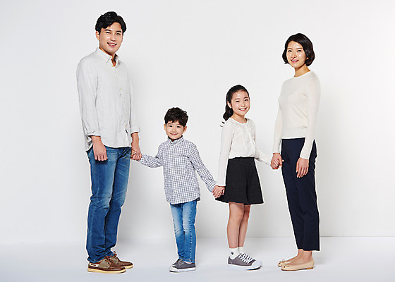포토 JPG 스튜디오촬영 전신 부부 여자 남자 딸 아들 어린이 가족 엄마 실내 남매 서기 웃음 여러명 성인 옆모습 10대 30대 손잡기 한국인 아빠 국내포토 커플 뷰포인트 다수 관계 모션 청소년 표정 사람 동양인 내부 장년 파일형식