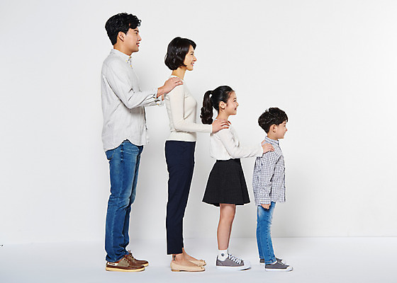 포토 JPG 스튜디오촬영 전신 부부 응시 여자 남자 딸 아들 어린이 가족 엄마 실내 남매 서기 웃음 여러명 성인 옆모습 10대 30대 한국인 아빠 어깨에손 국내포토 커플 시선 뷰포인트 다수 관계 모션 청소년 표정 사람 동양인 내부 장년 파일형식