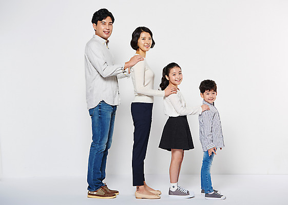 포토 JPG 스튜디오촬영 전신 부부 여자 남자 딸 아들 어린이 가족 엄마 실내 남매 서기 웃음 여러명 성인 옆모습 10대 30대 한국인 아빠 어깨에손 국내포토 커플 뷰포인트 다수 관계 모션 청소년 표정 사람 동양인 내부 장년 파일형식