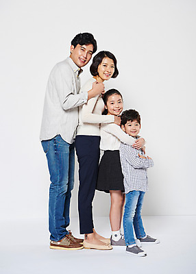 포토 JPG 스튜디오촬영 전신 부부 여자 남자 딸 아들 어린이 가족 엄마 실내 남매 서기 웃음 여러명 성인 옆모습 10대 30대 한국인 아빠 백허그 어깨에손 국내포토 커플 뷰포인트 다수 관계 모션 포옹 청소년 표정 사람 동양인 내부 장년 파일형식