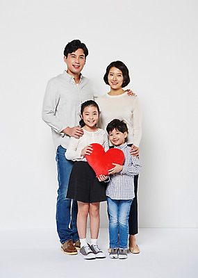 포토 JPG 스튜디오촬영 전신 부부 여자 남자 딸 아들 어린이 가족 엄마 실내 남매 서기 웃음 들기 여러명 성인 앞모습 10대 30대 한국인 하트 아빠 어깨에손 국내포토 모양 커플 뷰포인트 다수 관계 모션 청소년 표정 사람 동양인 내부 장년 파일형식