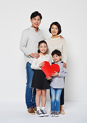 포토 JPG 스튜디오촬영 전신 부부 여자 남자 딸 아들 어린이 쿠션 가족 엄마 실내 남매 서기 웃음 여러명 성인 앞모습 10대 30대 한국인 하트 아빠 어깨에손 국내포토 모양 커플 뷰포인트 다수 관계 모션 청소년 표정 사람 동양인 내부 장년 파일형식
