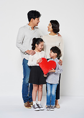 포토 JPG 스튜디오촬영 전신 부부 응시 여자 남자 딸 아들 어린이 쿠션 가족 엄마 실내 남매 서기 웃음 들기 여러명 성인 앞모습 10대 30대 마주보기 한국인 하트 아빠 어깨에손 국내포토 모양 커플 시선 뷰포인트 다수 관계 모션 청소년 표정 사람 동양인 내부 장년 파일형식
