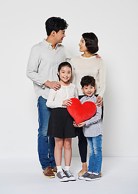 포토 JPG 스튜디오촬영 전신 부부 응시 여자 남자 딸 아들 어린이 쿠션 가족 엄마 실내 남매 서기 웃음 들기 여러명 성인 앞모습 10대 30대 마주보기 한국인 하트 아빠 국내포토 모양 커플 시선 뷰포인트 다수 관계 모션 청소년 표정 사람 동양인 내부 장년 파일형식