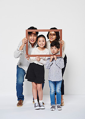 포토 JPG 스튜디오촬영 전신 부부 여자 남자 딸 아들 어린이 가족 엄마 실내 액자틀 남매 서기 웃음 들기 여러명 성인 앞모습 10대 30대 한국인 아빠 국내포토 커플 뷰포인트 다수 액자 관계 모션 청소년 표정 틀 사람 동양인 내부 장년 파일형식