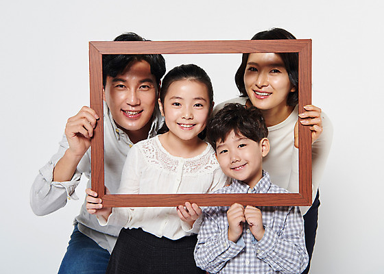 포토 JPG 스튜디오촬영 부부 여자 남자 딸 아들 어린이 가족 엄마 실내 액자틀 남매 서기 웃음 들기 여러명 상반신 성인 앞모습 10대 30대 한국인 아빠 국내포토 커플 뷰포인트 다수 액자 관계 모션 청소년 표정 틀 사람 동양인 내부 장년 파일형식