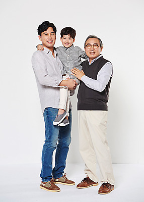 포토 JPG 스튜디오촬영 전신 할아버지 노년 남자 아들 어린이 가족 안기 어깨동무 손자 실내 서기 웃음 성인 앞모습 세명 30대 한국인 아빠 60대 부자3대 남자만 국내포토 뷰포인트 포즈 관계 모션 표정 사람 동양인 내부 장년 손주 파일형식