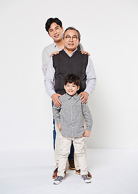 포토 JPG 스튜디오촬영 전신 할아버지 노년 남자 아들 어린이 가족 손자 실내 서기 웃음 성인 앞모습 세명 30대 한국인 아빠 60대 부자3대 남자만 어깨에손 국내포토 뷰포인트 관계 모션 표정 사람 동양인 내부 장년 손주 파일형식