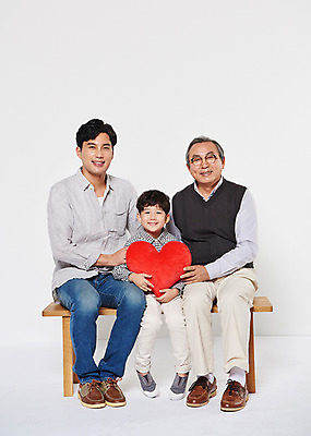 포토 JPG 스튜디오촬영 전신 할아버지 노년 남자 아들 어린이 쿠션 의자 가족 손자 실내 웃음 들기 앉기 성인 앞모습 세명 30대 한국인 하트 아빠 60대 부자3대 남자만 국내포토 모양 뷰포인트 가구 관계 모션 표정 사람 동양인 내부 장년 손주 파일형식