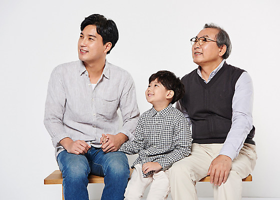 포토 JPG 스튜디오촬영 응시 할아버지 노년 남자 아들 어린이 의자 가족 손자 실내 웃음 앉기 상반신 성인 앞모습 세명 30대 손잡기 한국인 아빠 60대 부자3대 남자만 국내포토 시선 뷰포인트 가구 관계 모션 표정 사람 동양인 내부 장년 손주 파일형식