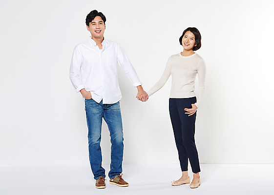 포토 JPG 스튜디오촬영 전신 부부 여자 남자 가족 실내 서기 웃음 성인 두명 앞모습 30대 손잡기 한국인 국내포토 커플 뷰포인트 관계 모션 표정 사람 동양인 내부 장년 파일형식