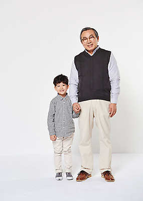 포토 JPG 스튜디오촬영 전신 할아버지 노년 남자 어린이 가족 손자 실내 서기 웃음 두명 앞모습 손잡기 한국인 60대 남자만 국내포토 뷰포인트 관계 모션 표정 사람 동양인 성인 내부 손주 파일형식