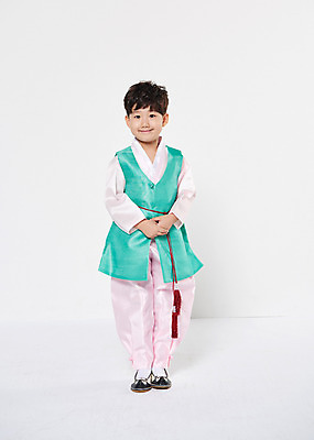 포토 JPG 스튜디오촬영 전신 명절 남자 어린이 실내 한명 서기 웃음 앞모습 한국인 한복 손모으기 소년한명만 국내포토 1 한국전통 전통 기념일 뷰포인트 모션 표정 사람 동양인 손짓 내부 전통의상 남자한명만 소년만 파일형식