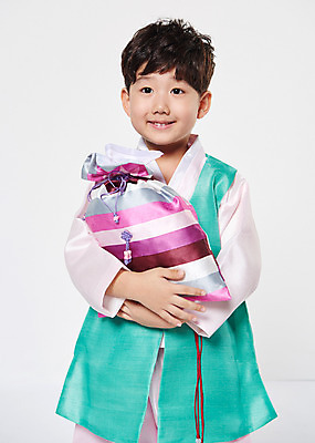 포토 JPG 스튜디오촬영 명절 남자 어린이 복주머니 실내 한명 서기 웃음 들기 상반신 앞모습 한국인 한복 소년한명만 국내포토 1 한국전통 전통 기념일 뷰포인트 모션 전통소품 표정 사람 동양인 내부 전통의상 남자한명만 소년만 파일형식