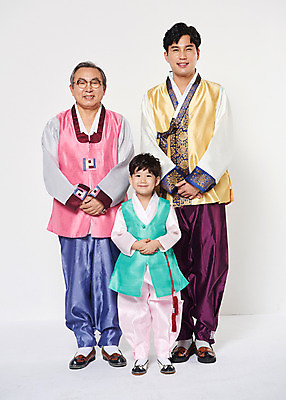 포토 JPG 스튜디오촬영 전신 명절 할아버지 노년 남자 아들 어린이 가족 손자 실내 서기 웃음 성인 앞모습 세명 30대 한국인 아빠 60대 한복 손모으기 부자3대 남자만 국내포토 한국전통 전통 기념일 뷰포인트 관계 모션 표정 사람 동양인 손짓 내부 장년 전통의상 손주 파일형식