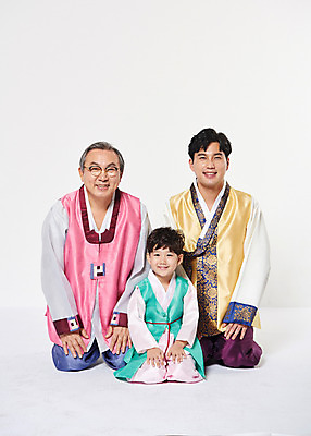 포토 JPG 스튜디오촬영 전신 명절 할아버지 노년 남자 아들 어린이 가족 손자 실내 웃음 앉기 성인 앞모습 세명 30대 한국인 아빠 60대 한복 부자3대 남자만 국내포토 한국전통 전통 기념일 뷰포인트 관계 모션 표정 사람 동양인 내부 장년 전통의상 손주 파일형식