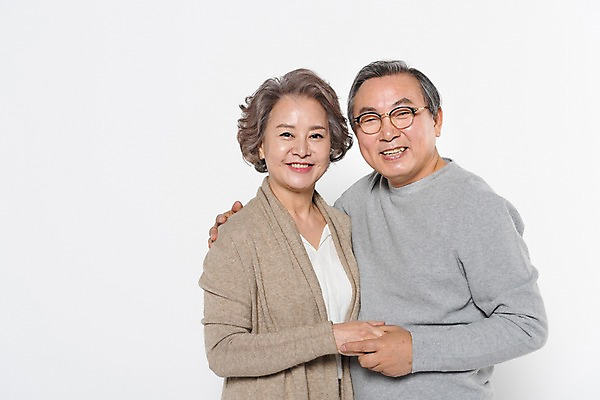 포토 JPG 스튜디오촬영 부부 여자 할아버지 노년 남자 할머니 가족 어깨동무 실내 서기 웃음 상반신 두명 앞모습 손잡기 노부부 한국인 60대 노인만 국내포토 커플 뷰포인트 포즈 관계 모션 표정 사람 동양인 성인 내부 성인만 파일형식