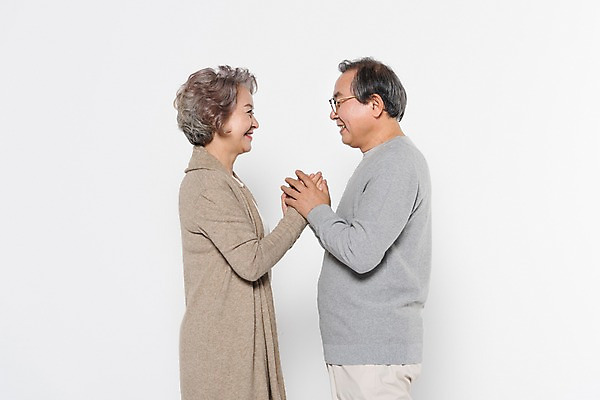 포토 JPG 스튜디오촬영 부부 응시 여자 할아버지 노년 남자 할머니 가족 실내 서기 웃음 상반신 두명 옆모습 마주보기 손잡기 노부부 한국인 60대 노인만 국내포토 커플 시선 뷰포인트 관계 모션 표정 사람 동양인 성인 내부 성인만 파일형식