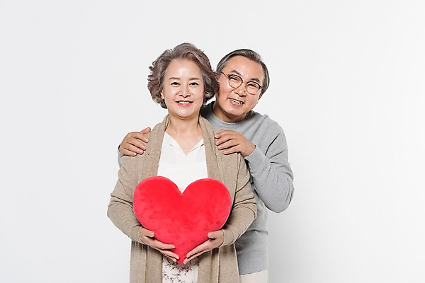 포토 JPG 스튜디오촬영 부부 여자 할아버지 노년 남자 할머니 쿠션 가족 실내 서기 웃음 들기 상반신 두명 앞모습 노부부 한국인 하트 60대 백허그 노인만 국내포토 모양 커플 뷰포인트 관계 모션 포옹 표정 사람 동양인 성인 내부 성인만 파일형식