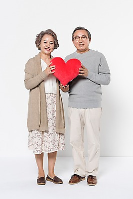 포토 JPG 스튜디오촬영 전신 부부 여자 할아버지 노년 남자 할머니 쿠션 가족 실내 서기 웃음 들기 두명 앞모습 노부부 한국인 하트 60대 노인만 국내포토 모양 커플 뷰포인트 관계 모션 표정 사람 동양인 성인 내부 성인만 파일형식