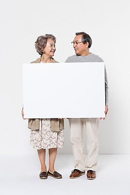 포토 JPG 스튜디오촬영 전신 배너 부부 응시 여자 할아버지 노년 남자 할머니 가족 사각프레임 광고판 알림판 실내 서기 웃음 들기 두명 앞모습 노부부 한국인 60대 노인만 국내포토 커플 시선 뷰포인트 관계 모션 프레임 표정 사람 동양인 성인 내부 사각형 판 성인만 파일형식 도형 인종