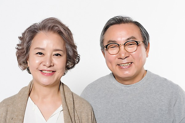 포토 JPG 스튜디오촬영 부부 여자 할아버지 노년 남자 할머니 가족 실내 서기 상반신 두명 앞모습 노부부 한국인 60대 노인만 국내포토 커플 뷰포인트 관계 모션 사람 동양인 성인 내부 성인만 파일형식