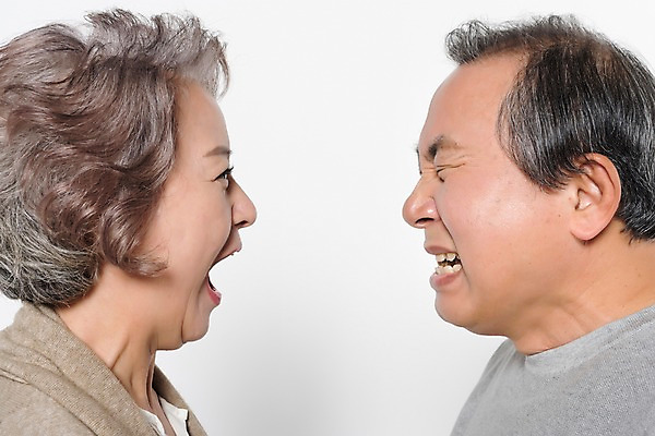 포토 JPG 스튜디오촬영 부부 응시 여자 할아버지 노년 남자 할머니 얼굴 가족 실내 근접촬영 상반신 두명 옆모습 신체부위 마주보기 노부부 외침 한국인 분노 60대 노인만 국내포토 커플 시선 감정 뷰포인트 관계 모션 사람 동양인 성인 내부 소리 성인만 파일형식