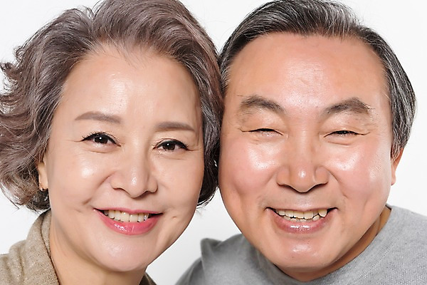 포토 JPG 스튜디오촬영 부부 여자 할아버지 노년 남자 할머니 얼굴 가족 실내 웃음 근접촬영 상반신 두명 앞모습 신체부위 노부부 한국인 60대 맞대기 노인만 얼굴맞대기 국내포토 커플 뷰포인트 관계 모션 표정 사람 동양인 성인 내부 성인만 파일형식