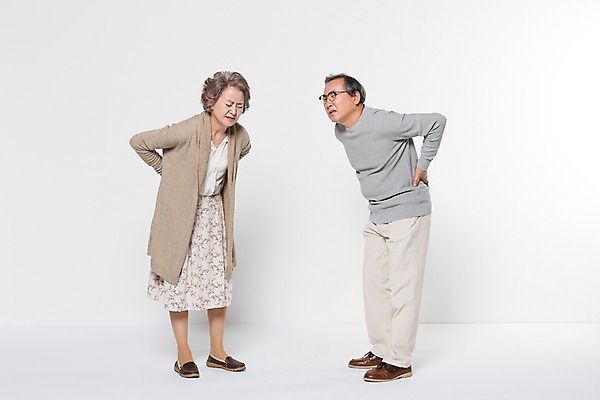 포토 JPG 스튜디오촬영 전신 부부 여자 할아버지 노년 남자 할머니 가족 실내 서기 두명 옆모습 노부부 한국인 60대 허리통증 노인만 국내포토 커플 뷰포인트 관계 모션 사람 동양인 성인 내부 고통 성인만 파일형식