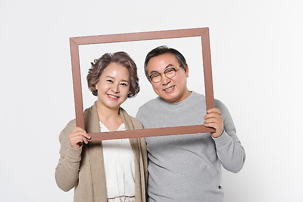 포토 JPG 스튜디오촬영 부부 여자 할아버지 노년 남자 할머니 가족 실내 액자틀 서기 웃음 들기 상반신 두명 앞모습 노부부 한국인 60대 노인만 국내포토 커플 뷰포인트 액자 관계 모션 표정 틀 사람 동양인 성인 내부 성인만 파일형식