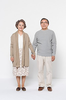 포토 JPG 스튜디오촬영 전신 부부 여자 할아버지 노년 남자 할머니 가족 실내 서기 웃음 두명 앞모습 손잡기 노부부 한국인 60대 노인만 국내포토 커플 뷰포인트 관계 모션 표정 사람 동양인 성인 내부 성인만 파일형식