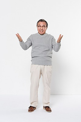 포토 JPG 스튜디오촬영 전신 할아버지 노년 남자 가족 팔벌리기 실내 한명 서기 웃음 앞모습 한국인 60대 즐거움 노인남자한명만 국내포토 1 감정 뷰포인트 관계 모션 표정 사람 동양인 성인 내부 남자한명만 노인남자만 파일형식