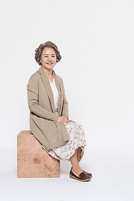 포토 JPG 스튜디오촬영 전신 여자 노년 할머니 가족 실내 한명 웃음 앉기 앞모습 한국인 60대 손모으기 빈박스 노인여자한명만 국내포토 1 뷰포인트 관계 모션 표정 사람 동양인 손짓 성인 내부 상자 여자한명만 노인여자만 파일형식