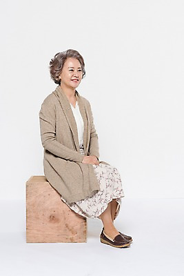포토 JPG 스튜디오촬영 전신 응시 여자 노년 할머니 가족 실내 한명 웃음 앉기 옆모습 한국인 60대 손모으기 빈박스 노인여자한명만 국내포토 1 시선 뷰포인트 관계 모션 표정 사람 동양인 손짓 성인 내부 상자 여자한명만 노인여자만 파일형식