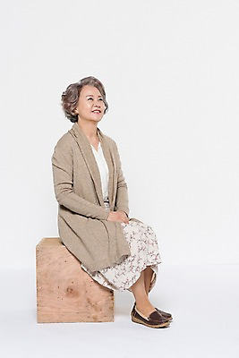 포토 JPG 스튜디오촬영 전신 응시 여자 노년 할머니 가족 실내 한명 웃음 앉기 옆모습 한국인 60대 손모으기 빈박스 노인여자한명만 국내포토 1 시선 뷰포인트 관계 모션 표정 사람 동양인 손짓 성인 내부 상자 여자한명만 노인여자만 파일형식
