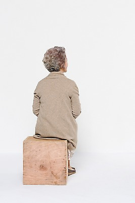 포토 JPG 스튜디오촬영 전신 응시 여자 노년 할머니 가족 실내 한명 앉기 뒷모습 한국인 60대 빈박스 노인여자한명만 국내포토 1 시선 뷰포인트 관계 모션 사람 동양인 성인 내부 상자 여자한명만 노인여자만 파일형식