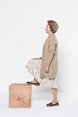 포토 JPG 스튜디오촬영 전신 응시 여자 노년 할머니 가족 실내 한명 서기 옆모습 한국인 60대 오르기 빈박스 노인여자한명만 국내포토 1 시선 뷰포인트 관계 모션 사람 동양인 성인 내부 상자 여자한명만 노인여자만 파일형식