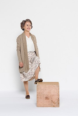 포토 JPG 스튜디오촬영 전신 응시 여자 노년 할머니 가족 실내 한명 서기 웃음 앞모습 한국인 60대 오르기 빈박스 노인여자한명만 국내포토 1 시선 뷰포인트 관계 모션 표정 사람 동양인 성인 내부 상자 여자한명만 노인여자만 파일형식