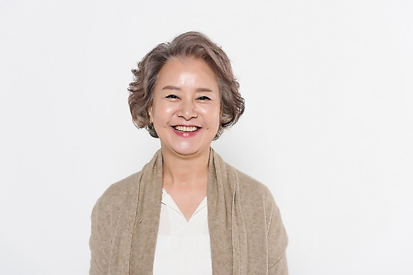 포토 JPG 스튜디오촬영 여자 노년 할머니 가족 실내 한명 서기 웃음 상반신 앞모습 한국인 60대 노인여자한명만 국내포토 1 뷰포인트 관계 모션 표정 사람 동양인 성인 내부 여자한명만 노인여자만 파일형식