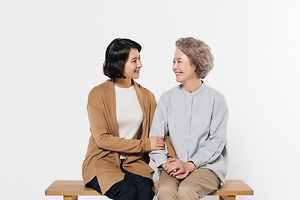 포토 JPG 스튜디오촬영 응시 여자 노년 딸 할머니 의자 가족 모녀 엄마 실내 웃음 앉기 상반신 성인 두명 앞모습 30대 팔짱 한국인 60대 여자만 국내포토 시선 뷰포인트 가구 관계 모션 표정 사람 동양인 내부 장년 파일형식