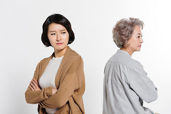 포토 JPG 스튜디오촬영 응시 여자 노년 딸 할머니 가족 모녀 엄마 실내 상반신 성인 두명 옆모습 30대 팔짱 한국인 분노 60대 여자만 국내포토 시선 감정 뷰포인트 관계 모션 사람 동양인 내부 장년 파일형식