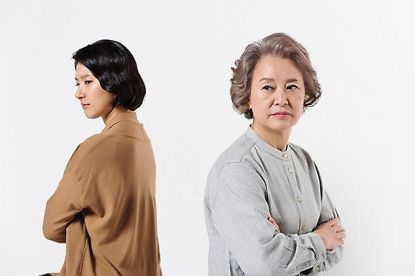 포토 JPG 스튜디오촬영 응시 여자 노년 딸 할머니 가족 모녀 엄마 실내 앉기 상반신 성인 두명 옆모습 30대 팔짱 한국인 분노 60대 여자만 국내포토 시선 감정 뷰포인트 관계 모션 사람 동양인 내부 장년 파일형식