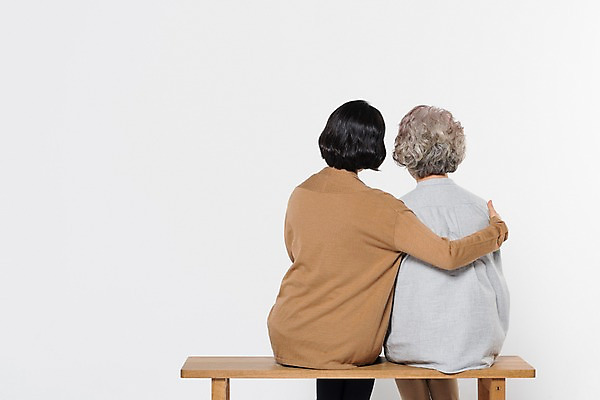 포토 JPG 스튜디오촬영 응시 여자 노년 딸 할머니 의자 가족 모녀 엄마 실내 앉기 상반신 성인 두명 뒷모습 30대 한국인 60대 여자만 어깨에손 국내포토 시선 뷰포인트 가구 관계 모션 사람 동양인 내부 장년 파일형식