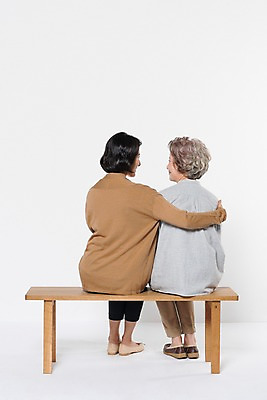 포토 JPG 스튜디오촬영 전신 여자 노년 딸 할머니 가족 모녀 엄마 실내 앉기 성인 두명 뒷모습 30대 마주보기 한국인 60대 여자만 어깨에손 국내포토 뷰포인트 관계 모션 사람 동양인 내부 장년 파일형식