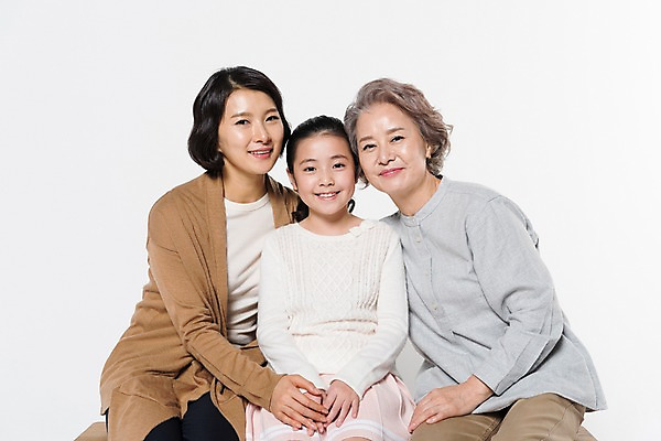 포토 JPG 스튜디오촬영 여자 노년 딸 할머니 어린이 의자 가족 모녀 엄마 손녀 실내 웃음 앉기 상반신 성인 앞모습 10대 세명 30대 손잡기 한국인 60대 삼대 여자만 국내포토 뷰포인트 가구 관계 모션 청소년 표정 사람 동양인 내부 장년 손주 파일형식