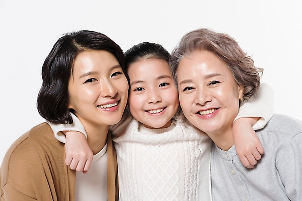 포토 JPG 스튜디오촬영 여자 노년 딸 할머니 어린이 가족 모녀 엄마 어깨동무 손녀 실내 웃음 상반신 성인 앞모습 10대 세명 30대 한국인 60대 삼대 여자만 얼굴맞대기 국내포토 뷰포인트 포즈 관계 모션 청소년 표정 사람 동양인 내부 장년 손주 파일형식