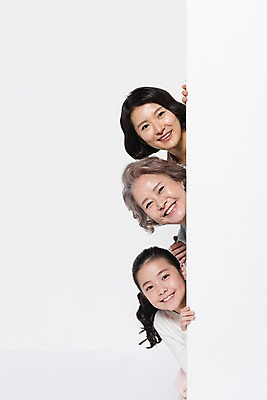 포토 JPG 스튜디오촬영 배너 여자 노년 딸 할머니 어린이 가족 모녀 엄마 손녀 사각프레임 광고판 알림판 실내 서기 웃음 들기 상반신 성인 앞모습 10대 세명 30대 한국인 60대 삼대 여자만 국내포토 뷰포인트 관계 모션 청소년 프레임 표정 사람 동양인 내부 장년 사각형 손주 판 파일형식