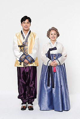 포토 JPG 스튜디오촬영 전신 여자 명절 노년 남자 아들 할머니 가족 엄마 실내 서기 웃음 성인 두명 앞모습 30대 한국인 60대 한복 손모으기 국내포토 모자관계 한국전통 전통 기념일 뷰포인트 관계 모션 표정 사람 동양인 손짓 내부 장년 전통의상 파일형식