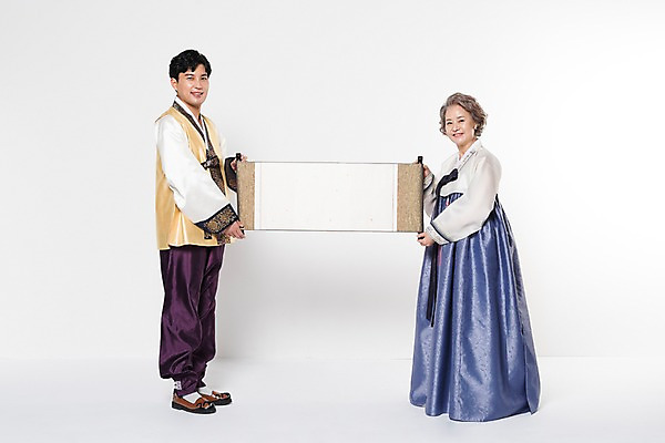 포토 JPG 스튜디오촬영 전신 여자 명절 노년 남자 아들 할머니 가족 엄마 실내 서기 웃음 들기 성인 두명 옆모습 30대 한국인 60대 한복 두루마리 국내포토 모자관계 한국전통 전통 기념일 뷰포인트 관계 모션 표정 사람 동양인 내부 장년 전통의상 파일형식